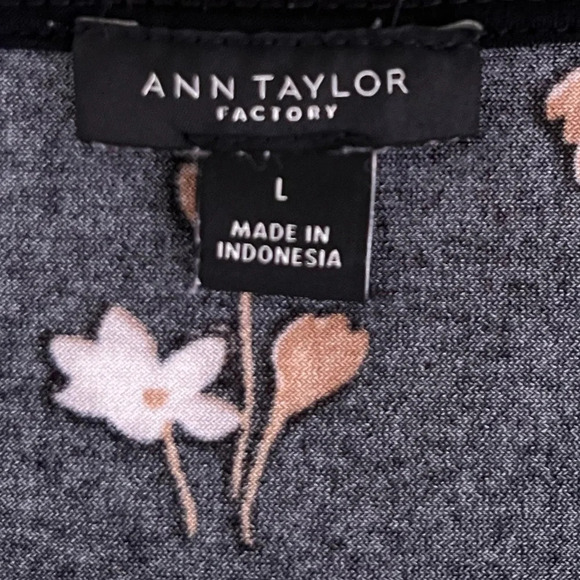 ANN TAYLOR FACTORY L  Long Sleeve, banded waist V-neck Blouse - Picture 7 of 8